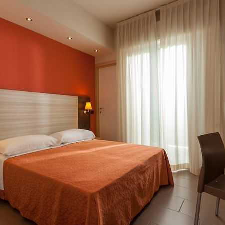 Hotel Aurora Mare Римини Экстерьер фото